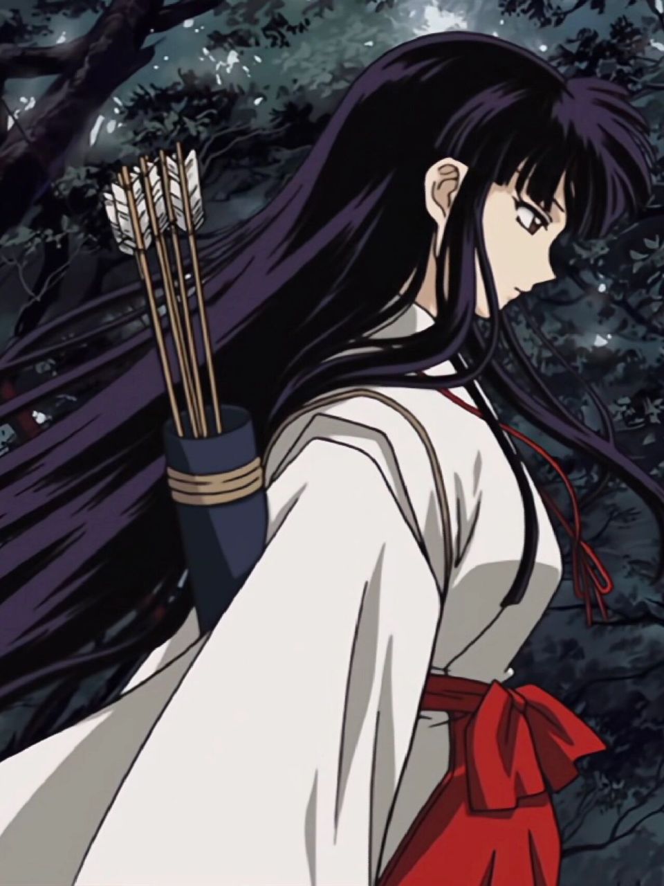 桔梗的气质和仪态也非常好,哪怕低头沉思也站的笔直,将并不华丽的巫女