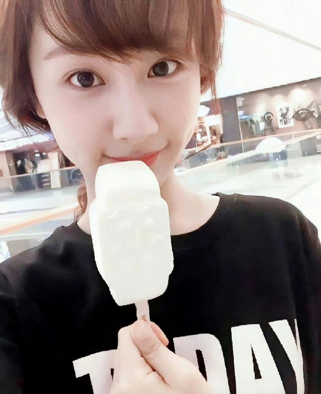 考古杨紫旧照,眼睛很灵动,原来每个花甜美是基本的.