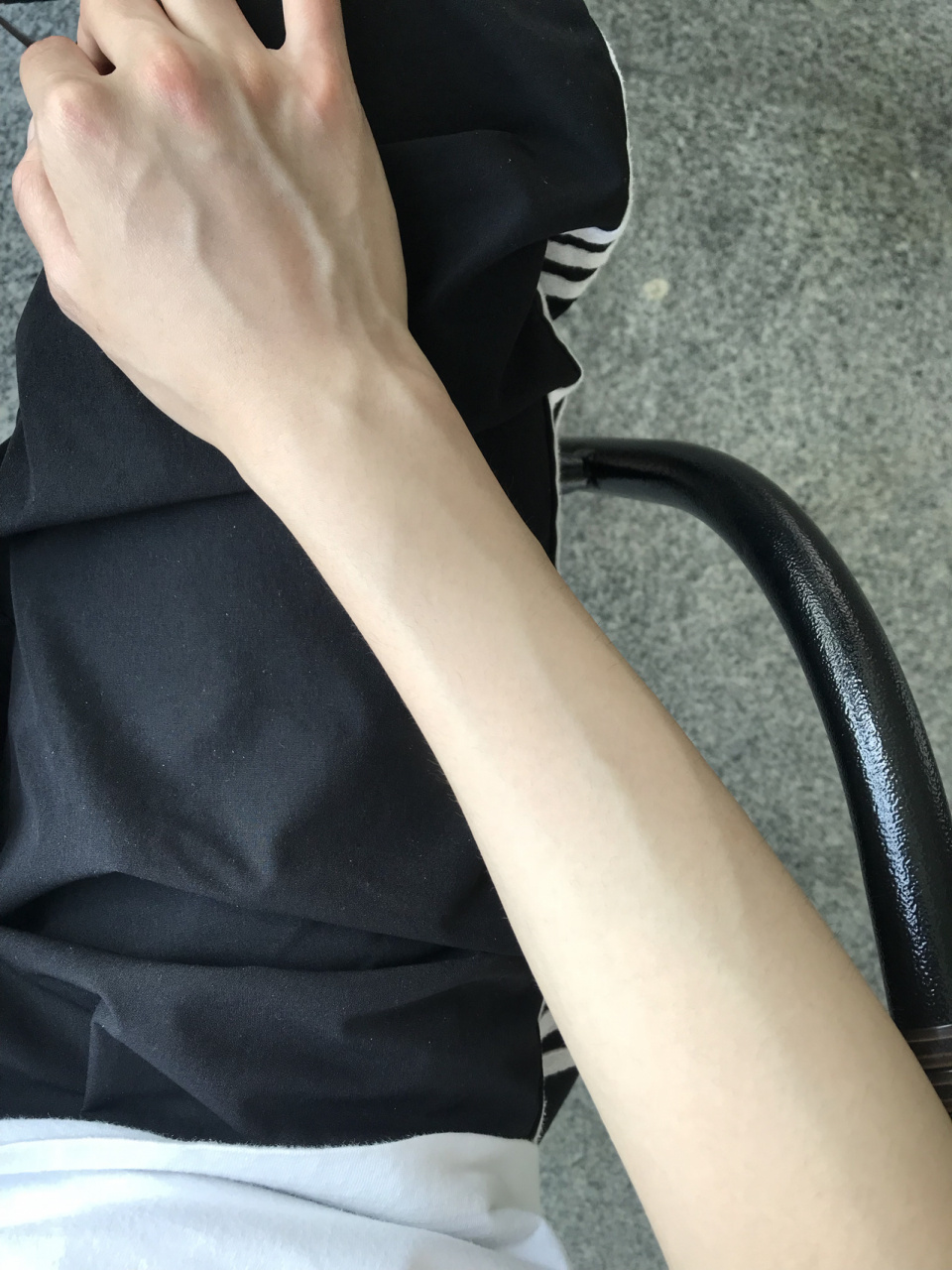 这正常吗? 为什么手上的青筋如此明显 看着好像男生的手臂啊!