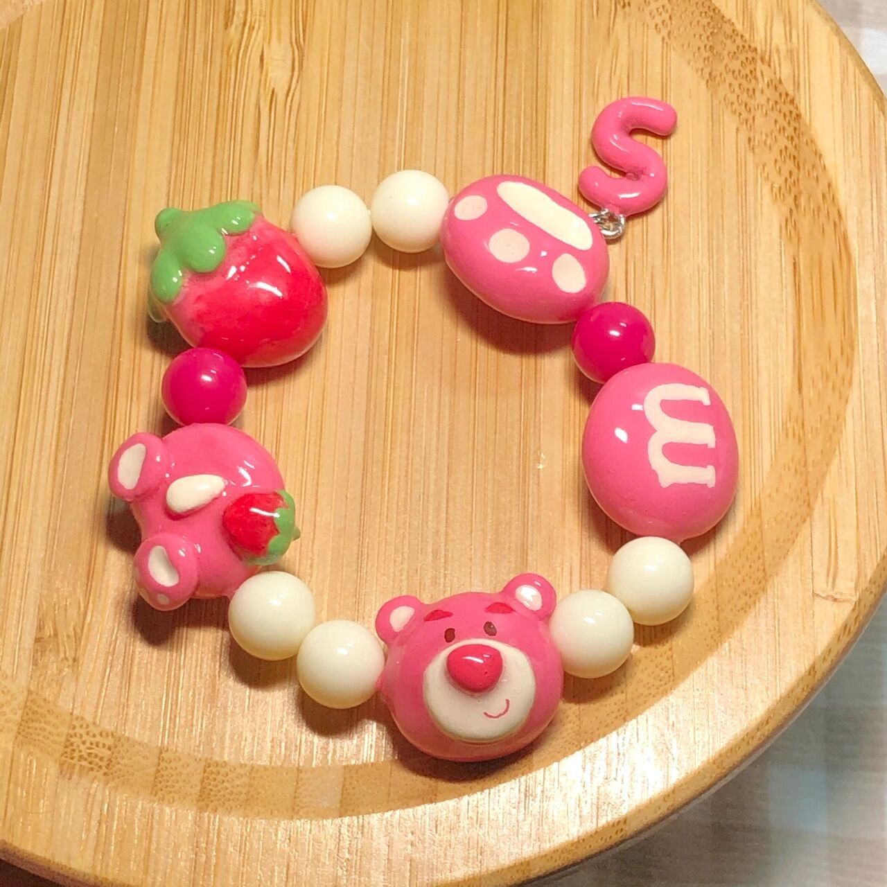 石塑粘土|手链红蓝配06 是一条草莓熊的手链和玉桂狗的手链 一个小