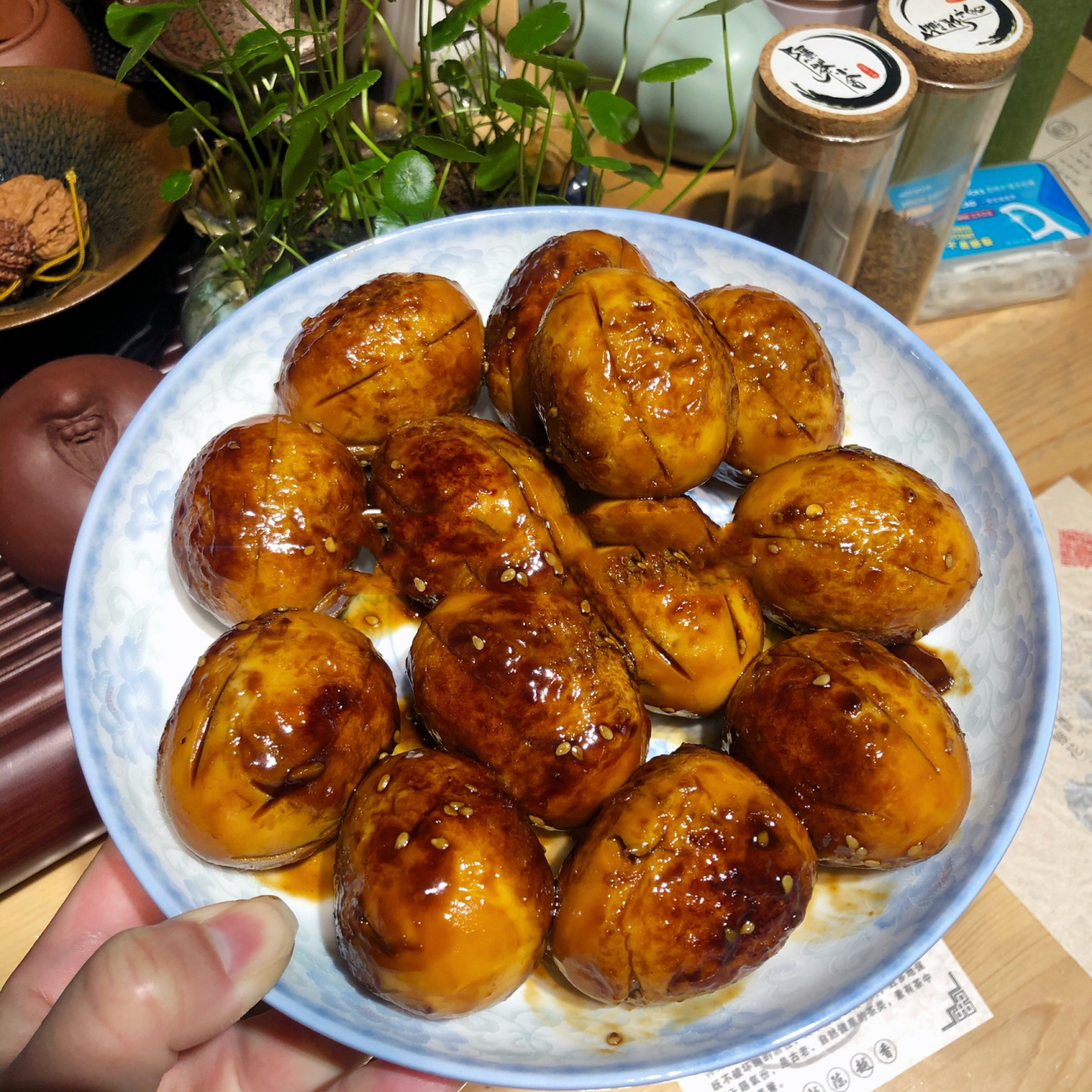 超级好吃的可乐虎皮鸡蛋 煮完鸡蛋.放凉水里扒开备用!(我是凉水下锅.