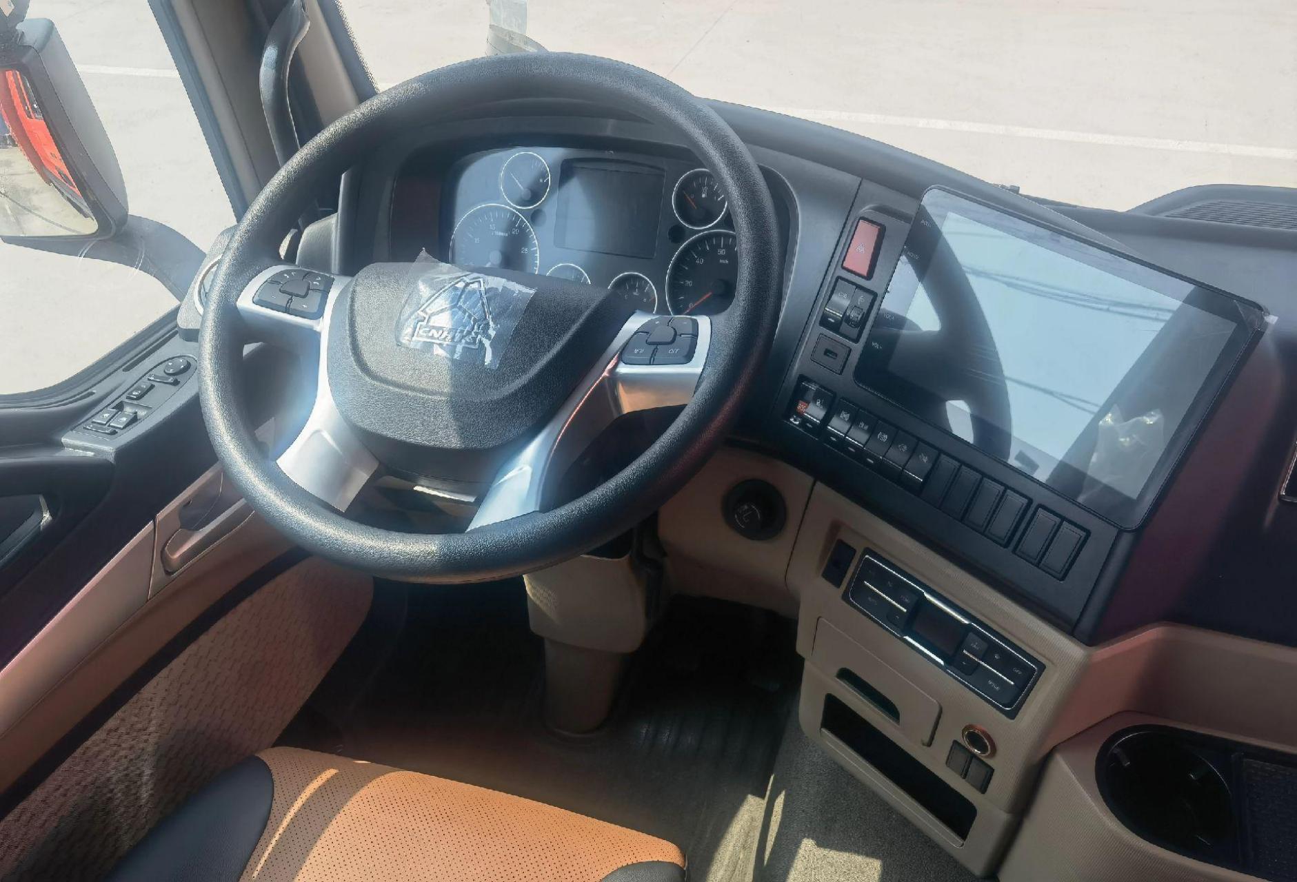 6米高栏整车,曼机350马力自动档,旗舰版驾驶室带天窗,四方位摄像头