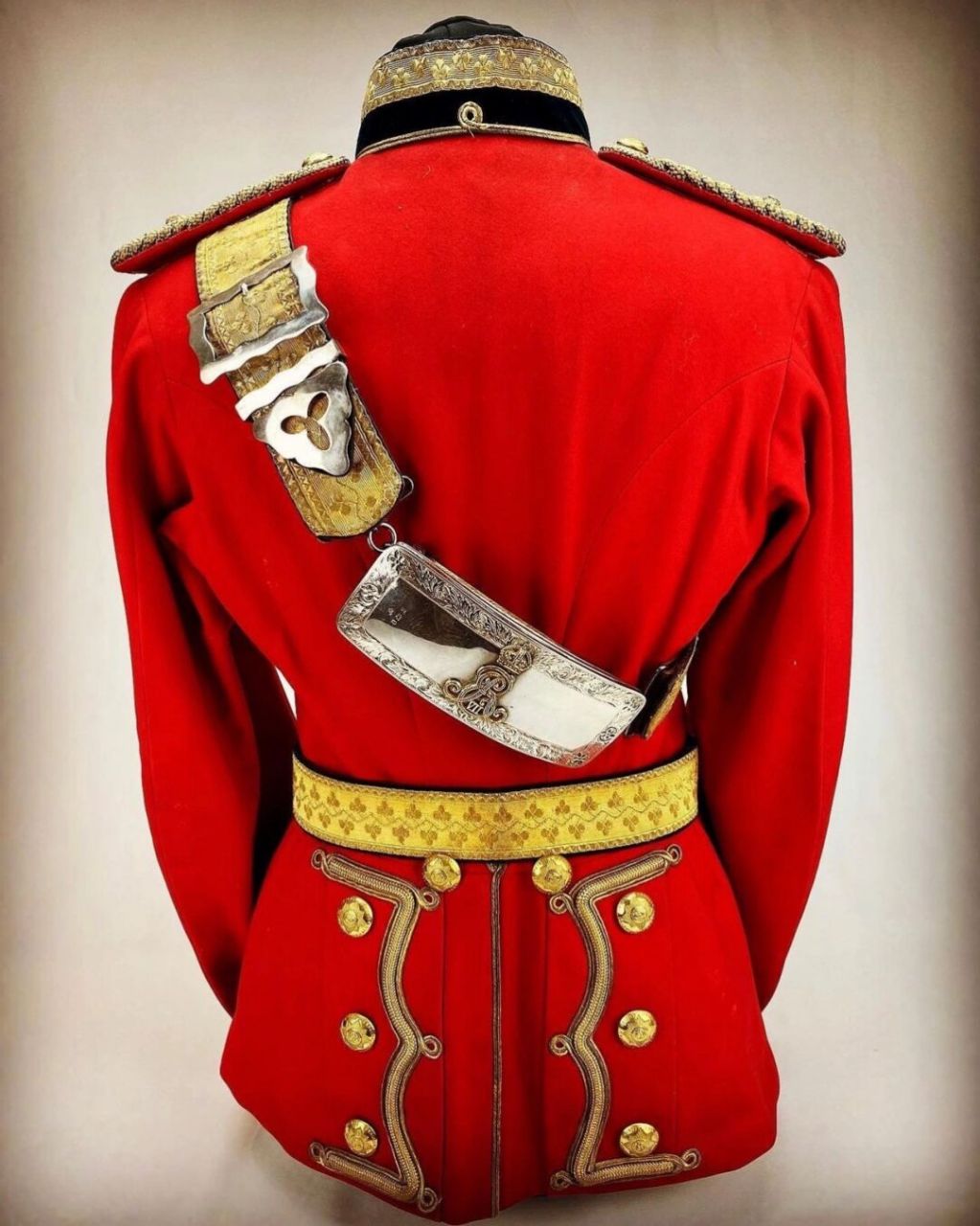 军事收藏:皇家爱尔兰龙骑兵军官礼服 第四(皇家爱尔兰)龙骑兵卫队军官