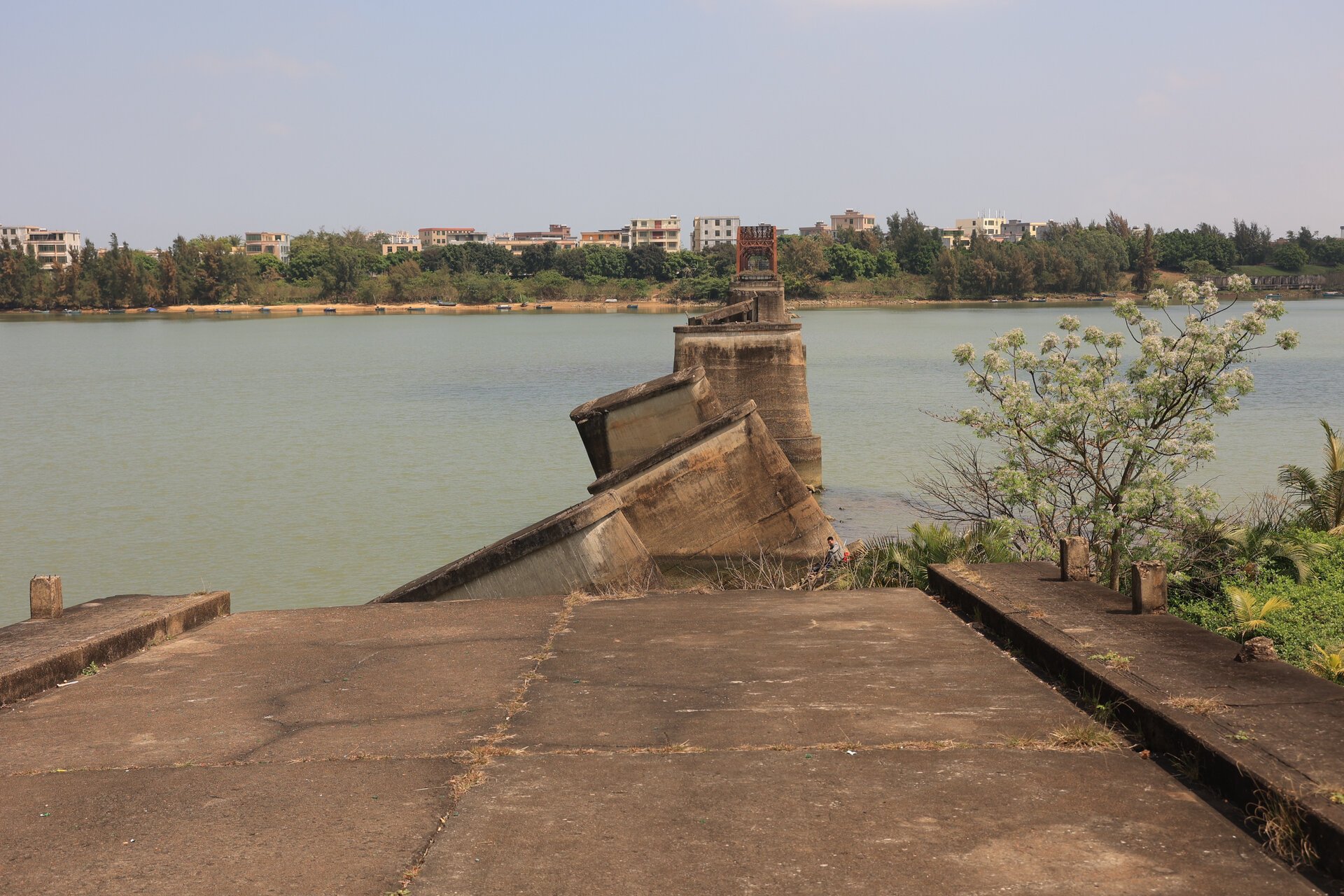 南渡江铁桥 铁证如山桥 南渡江铁桥位于海口市东南方向,连接城郊的南