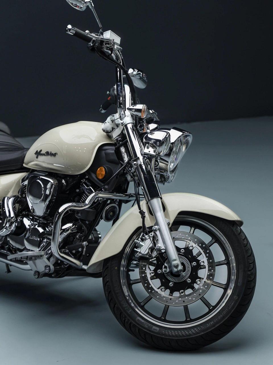 力帆v16改色 卡其米兰.原车是白色,改了一个很复古的颜色 奶呯呼的