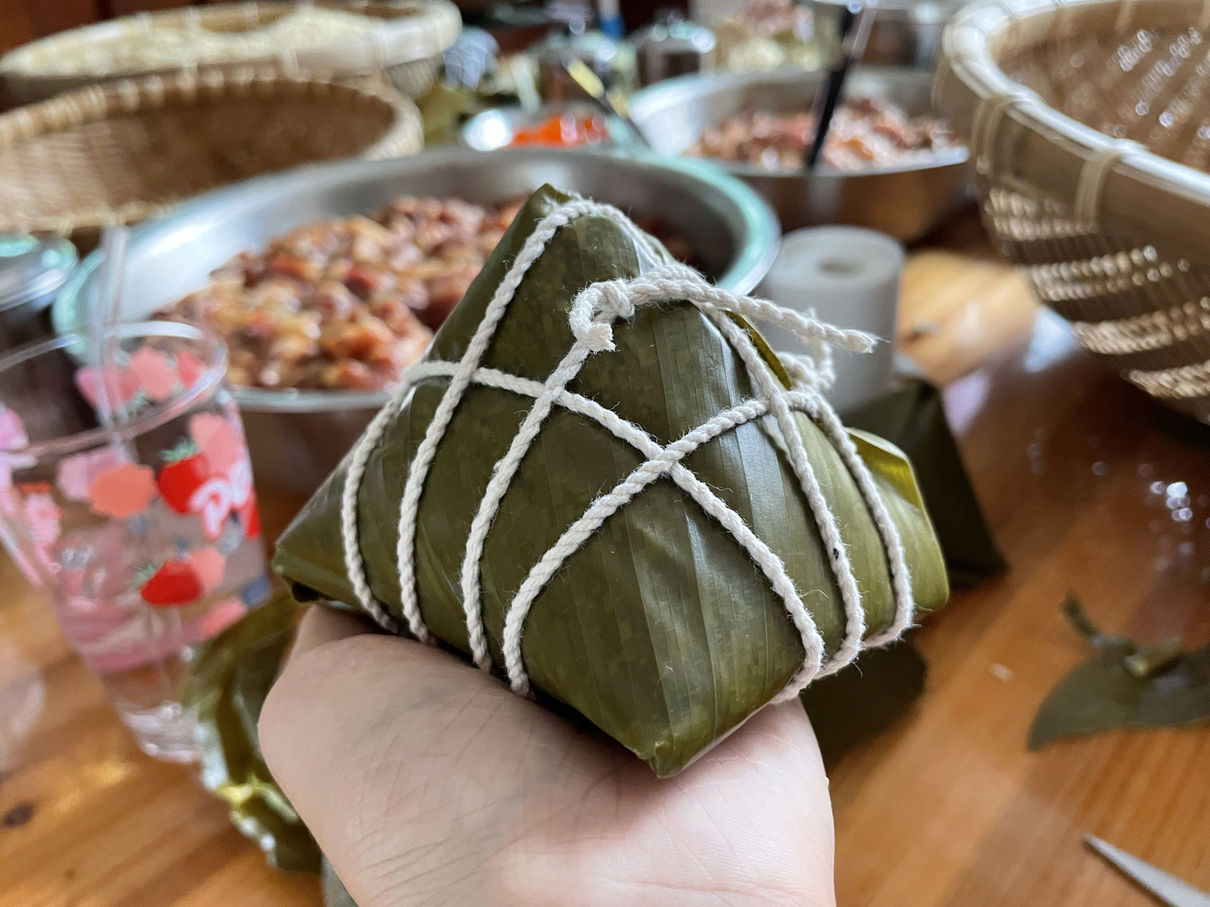 海南定安人的标准粽 大家家里是怎么样裹粽子的嘞,我们都是四角粽