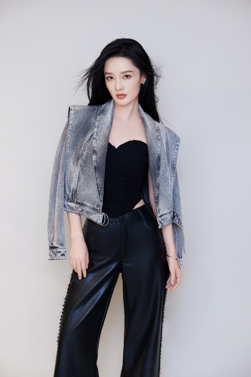 李沁黑色抹胸裙柔美婀娜