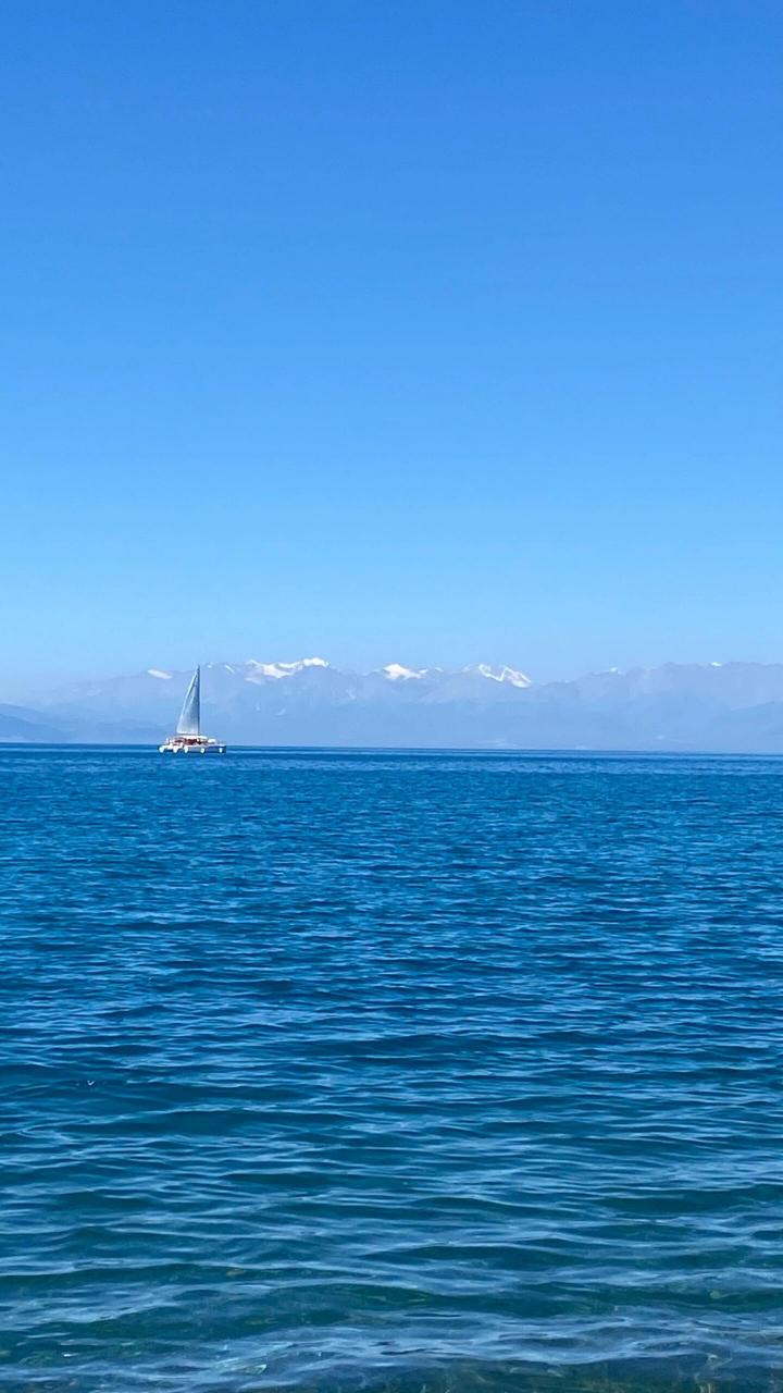 有一种蓝,叫赛里木湖蓝 赛里木湖位于我国新疆伊犁地区,是大自然赋予