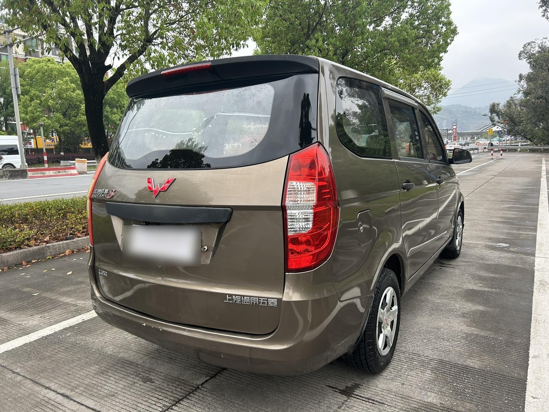 五菱宏光s七座面包车试驾视频大全(五菱宏光面包车七座多少钱一辆)