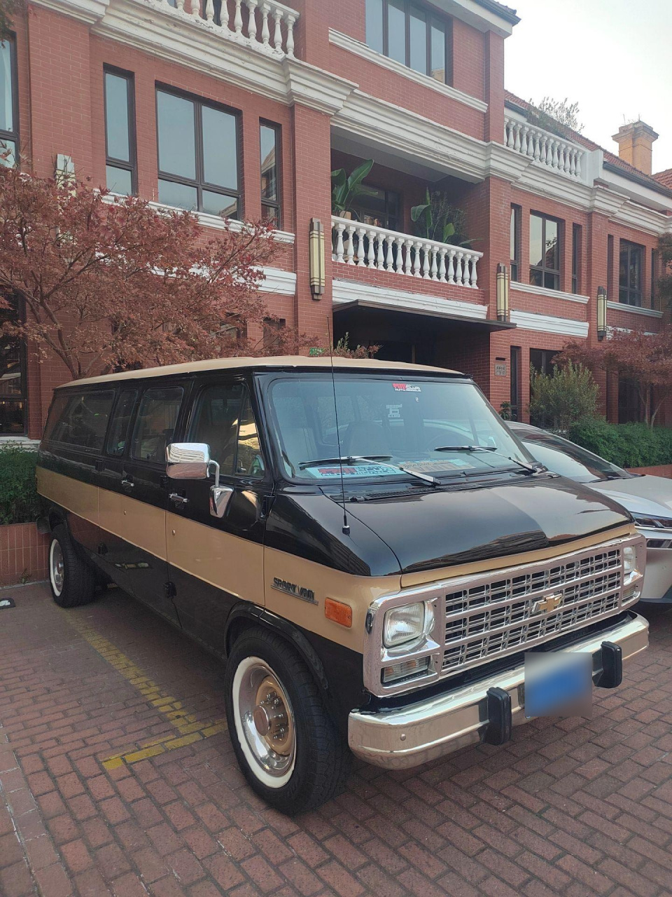 偶遇雪佛兰van面包车,现在全国能正常上路的不超10辆,三十年前五星级
