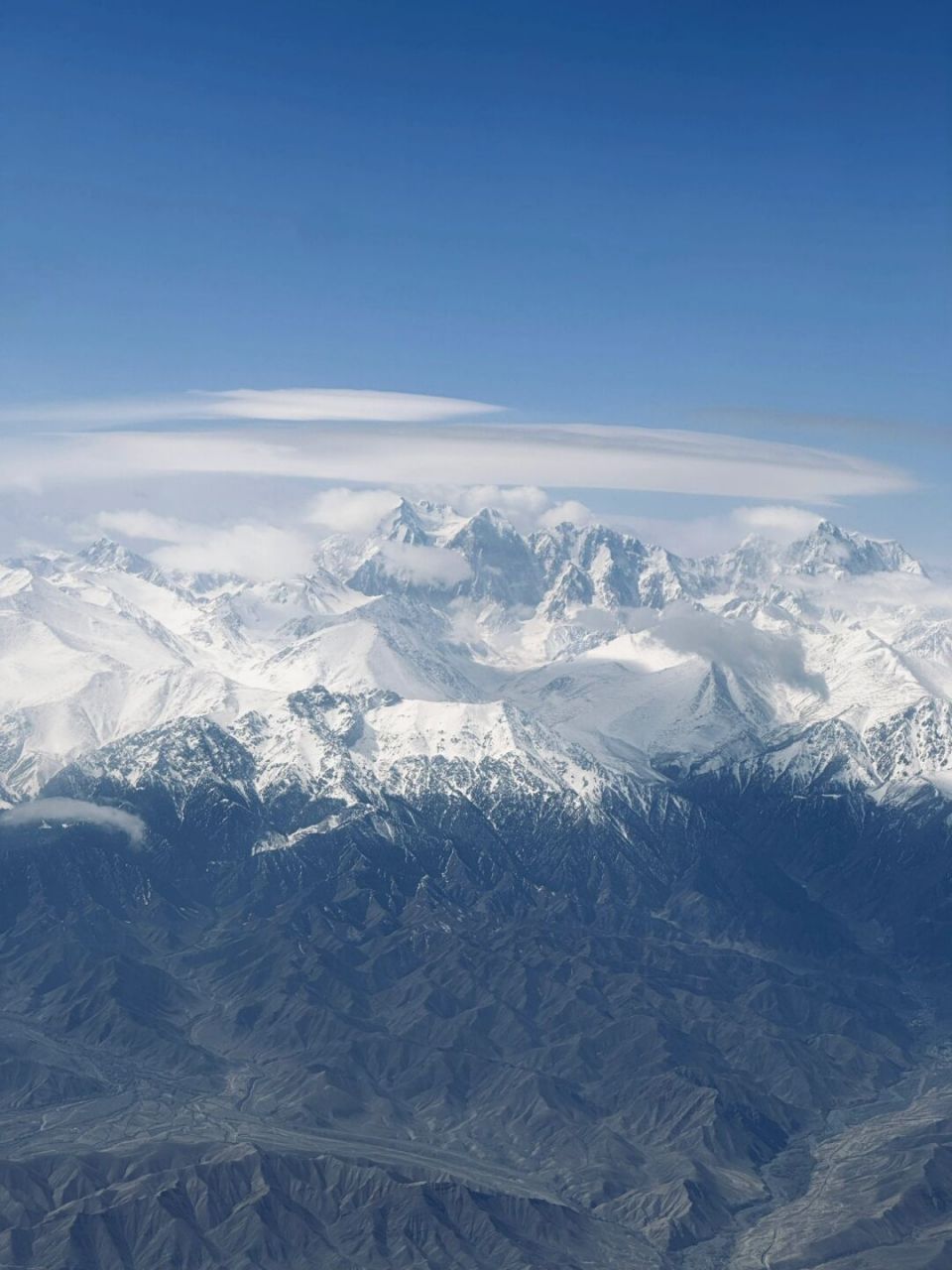 在去乌鲁木齐的飞机上,手机拍的雪山 坐飞机在左边的位置 看一路雪山