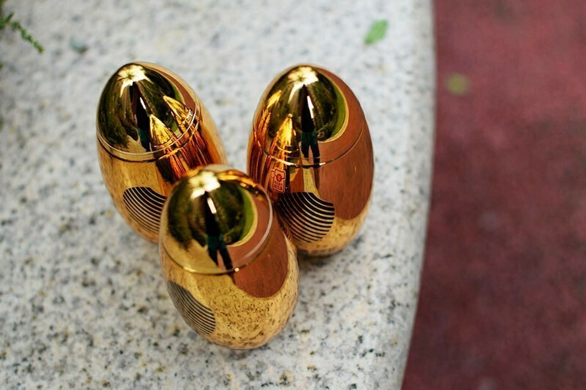 53度酱香型白酒 谷小酒金米粒,用大拇指和食指沾些谷小酒金米粒的"酒