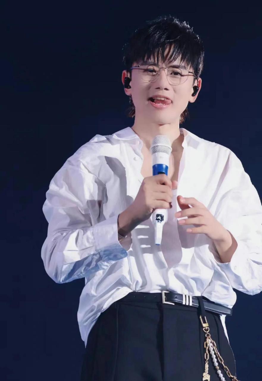 谢娜镜头里的张杰,性张力拉满了,尤其是戴眼镜的张杰,好感觉好会啊