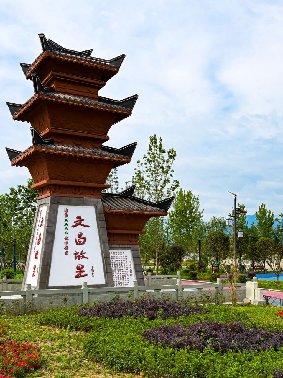 公园休憩后,不妨到越西县现代农业产业园,乘坐集可爱,浪漫于一