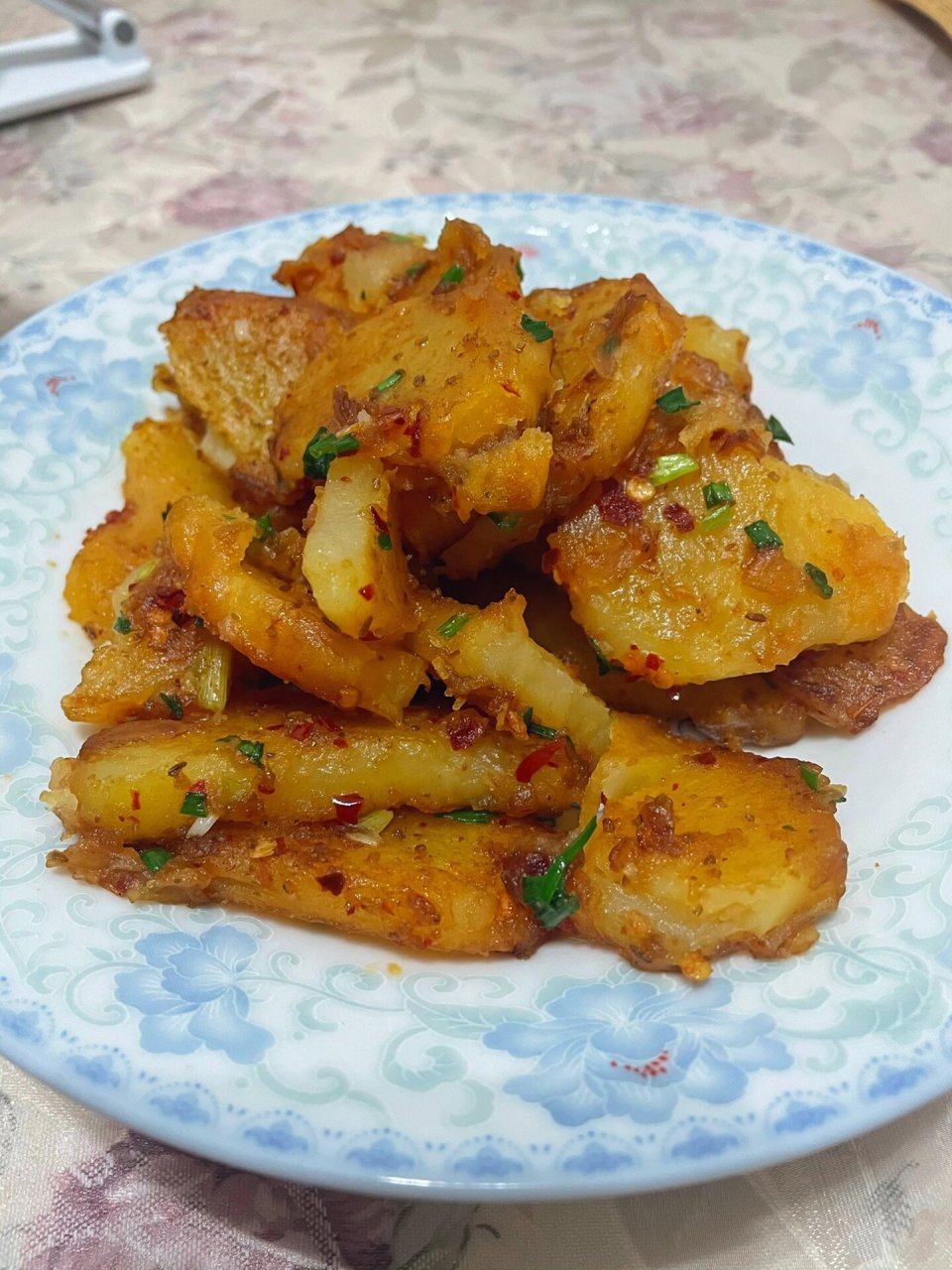 孜然土豆片(做法) 食材:土豆,葱 调料:盐,生抽,孜然粉,辣椒粉 	 土豆