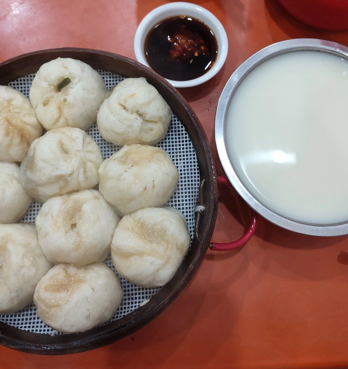 百吃不腻的小笼包配上老式豆浆 一口下去人间值得 真的很喜欢吃小笼包