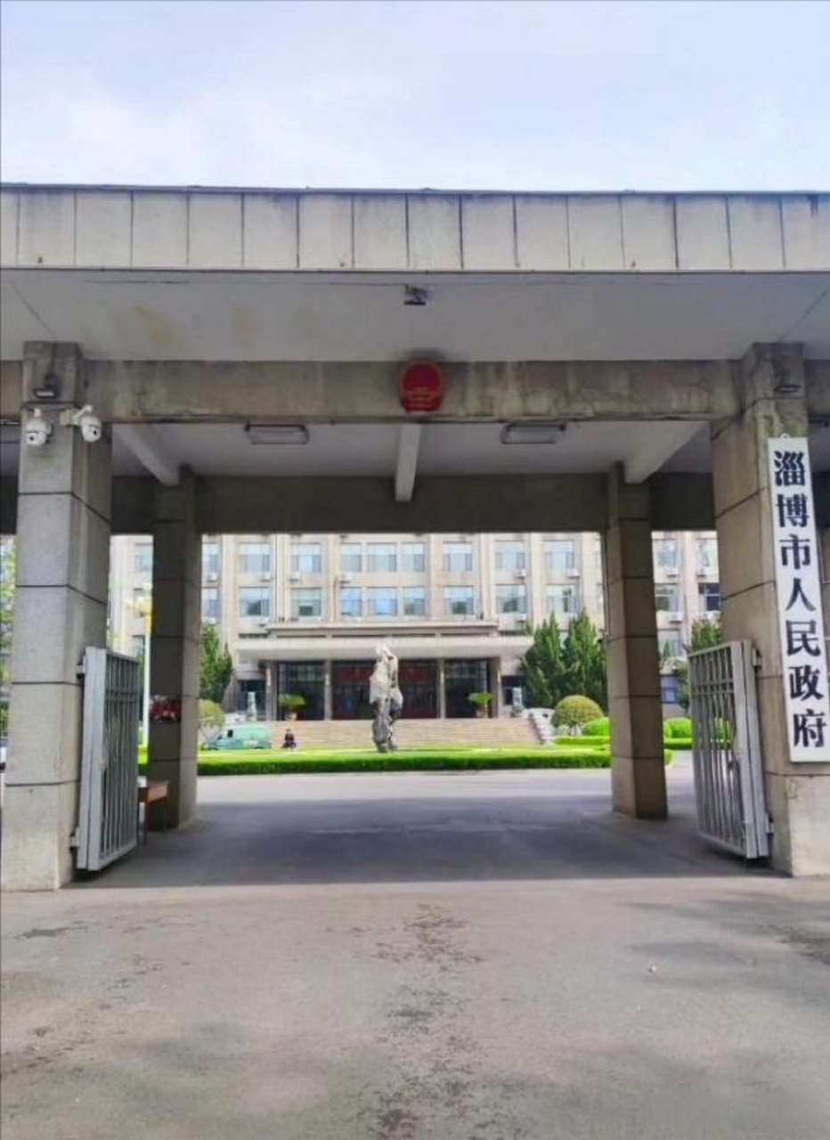 火出圈的淄博市政府办公大楼原来是这样式的,据说竣工于1959年,这在