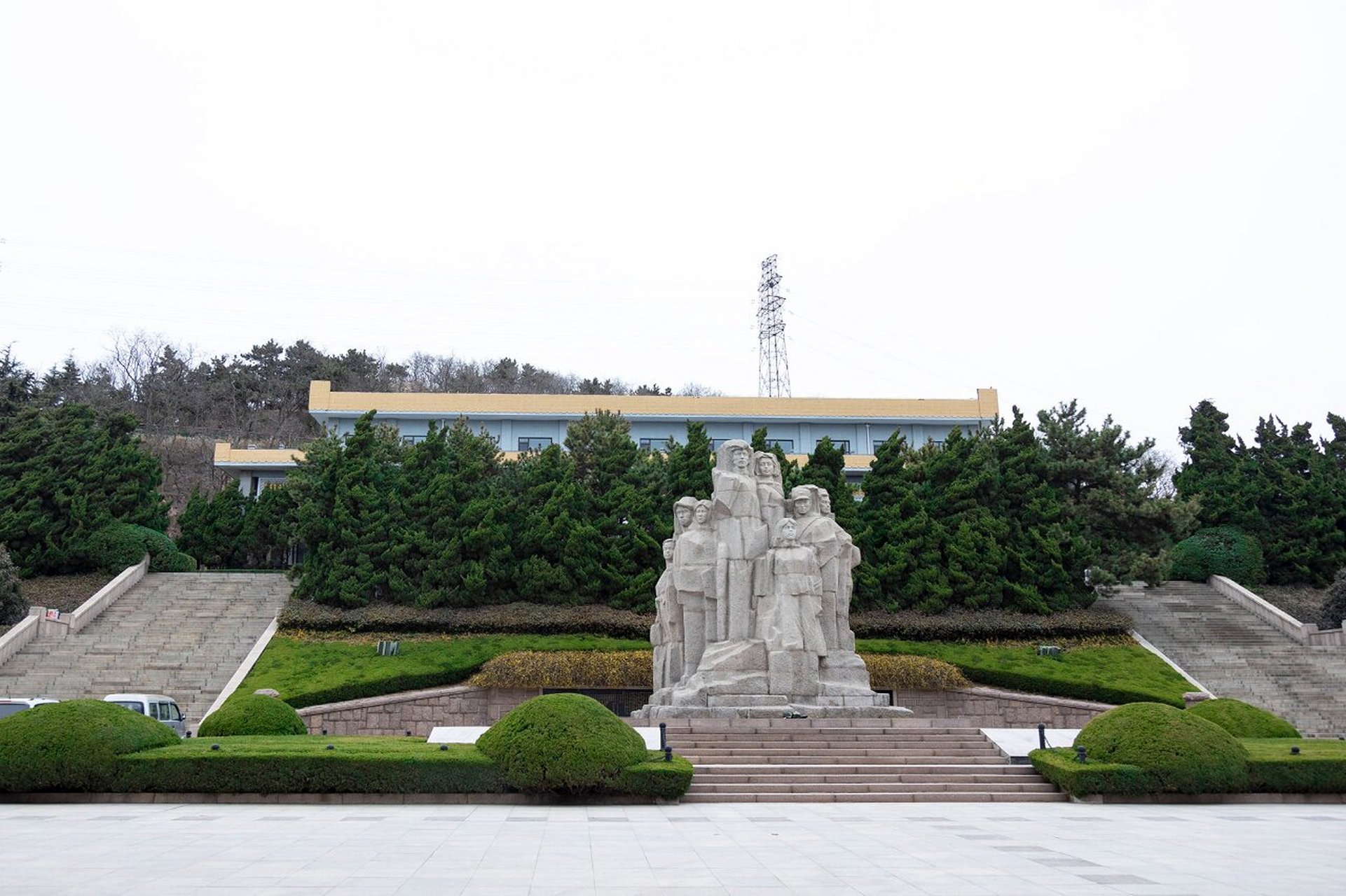青岛革命烈士纪念馆 临近清明,这几天青岛也迎来了春季的第一场小雨.