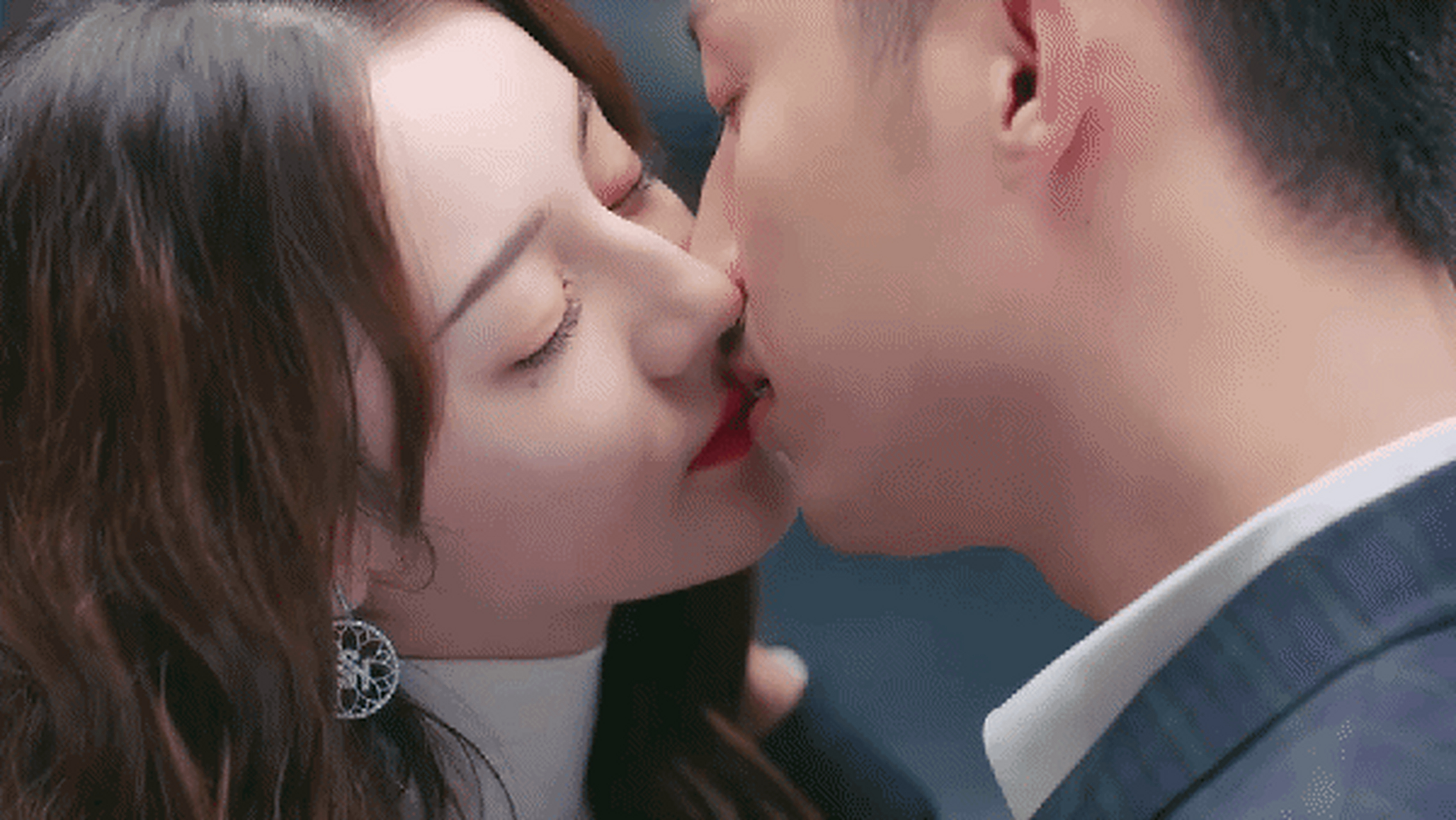 光看剧的话迪丽热巴和黄景瑜还真的挺好磕的,吻的好投入