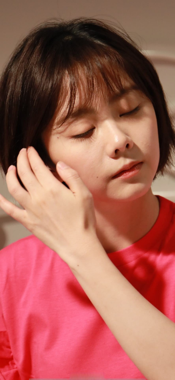 谭松韵高清怼脸照,松弛感真的绝了.不老女神不是吹的.