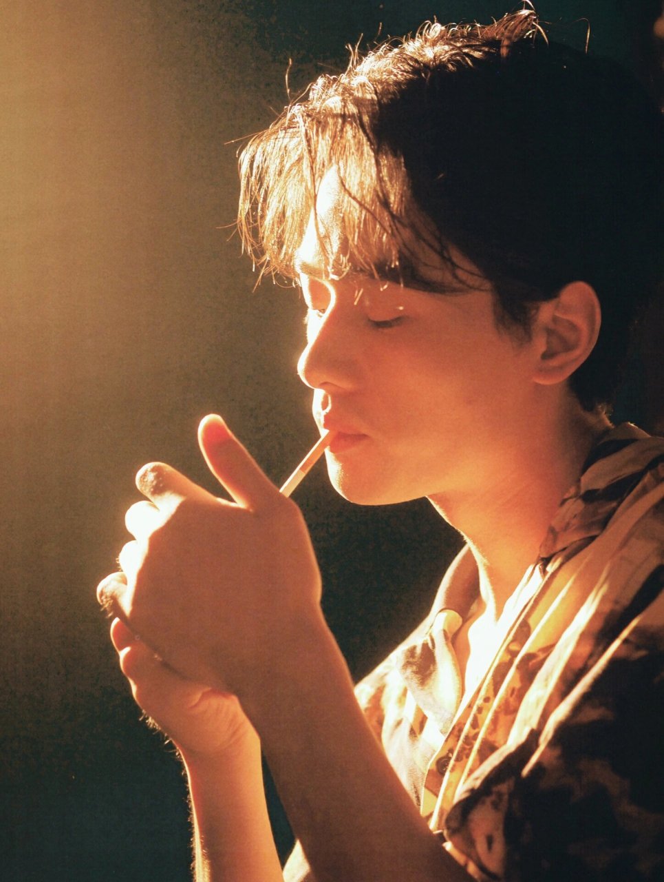 再次感叹:帅哥抽烟08,连从鼻