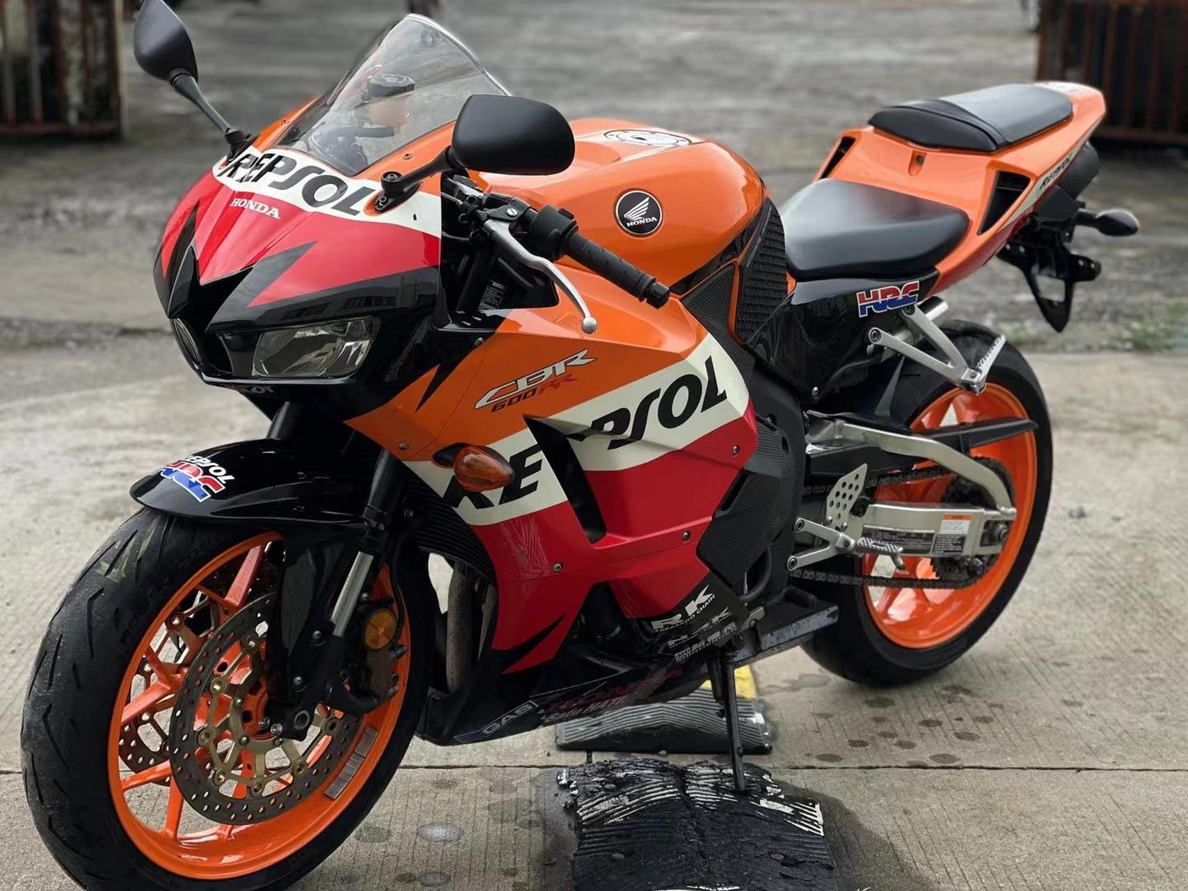 世纪经典车型:本田cbr600rr,俗称f5 13年出厂,搭配经典的威爽版画