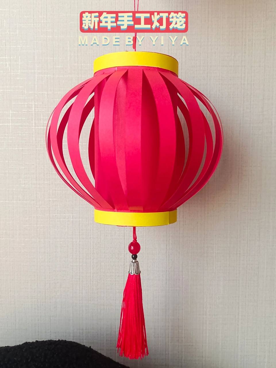 用卡纸就可以做一个立体的手工灯笼,方法很简单,赶快来试试看吧!