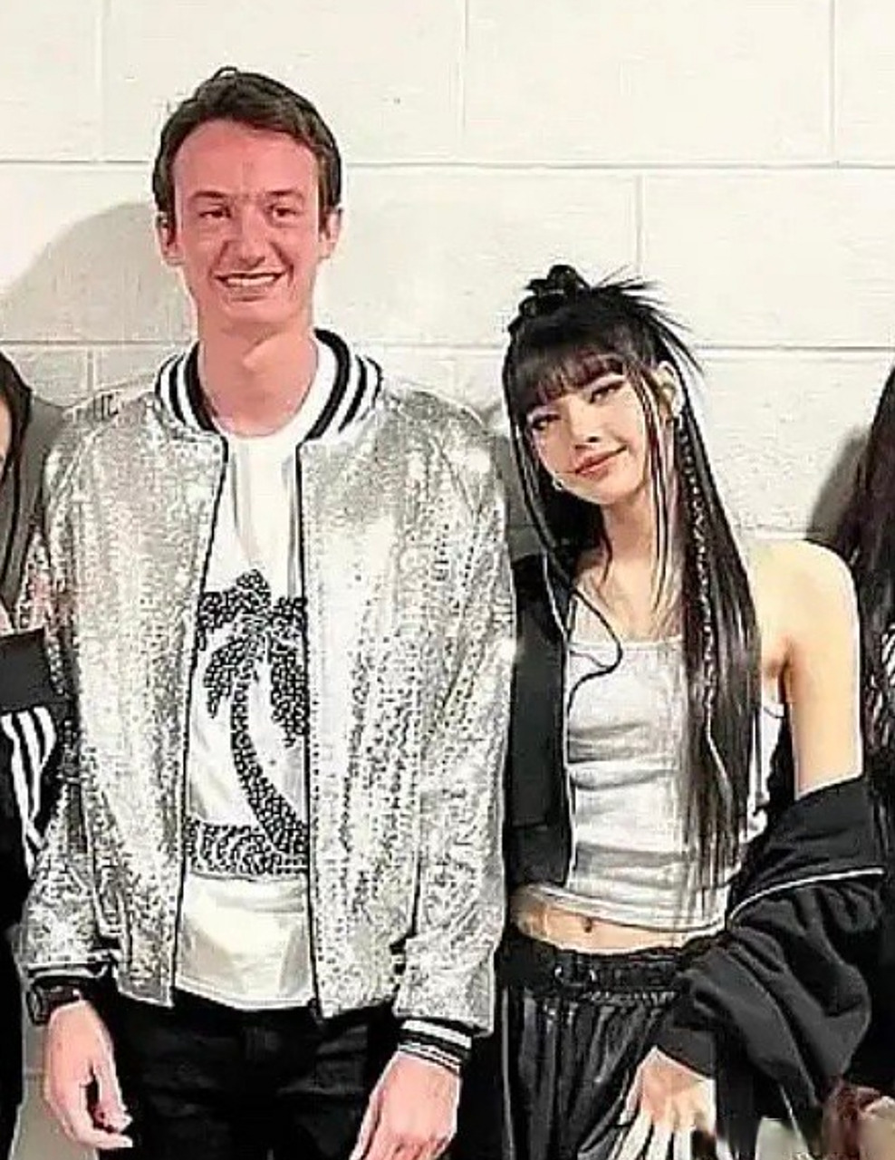 lisa谈恋爱的迹象越来越明显了!