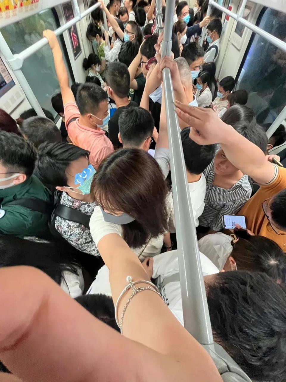 家人们谁懂啊,在地铁上被顶臀该怎么办?