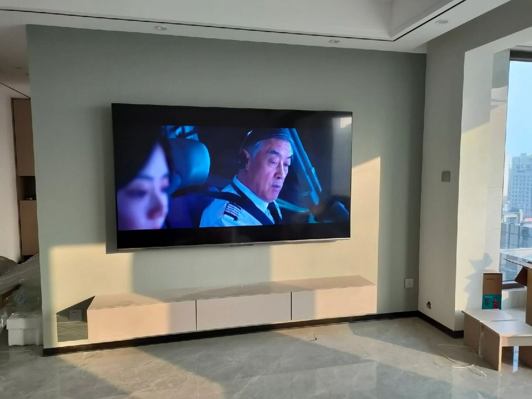 85寸电视距离地面高度 电视是不是装高了,下沿距离地面80我觉得有点高