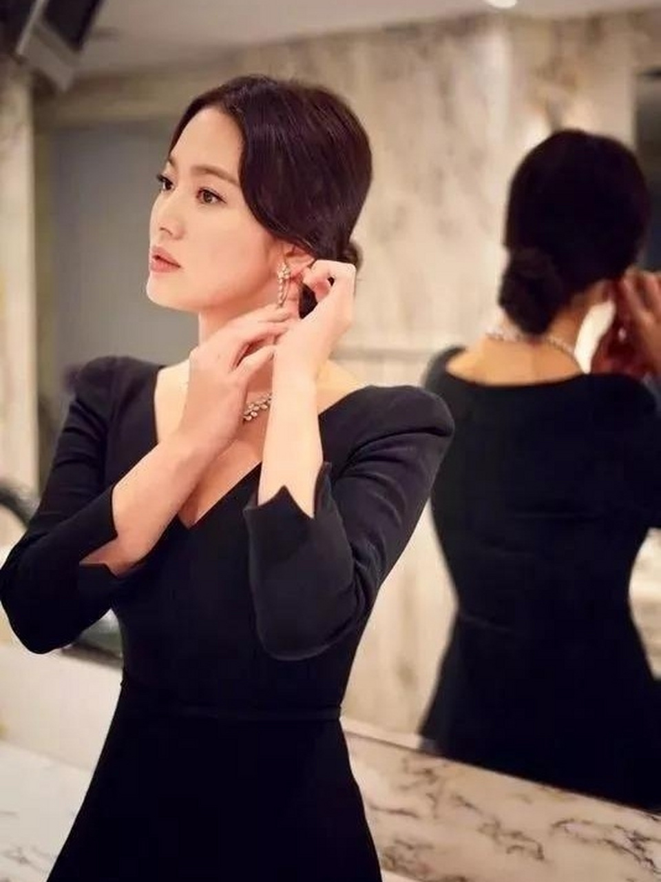 宋仲基与韩国前总统 宋仲基与宋慧乔结缘在2016年参演《太阳的后裔》