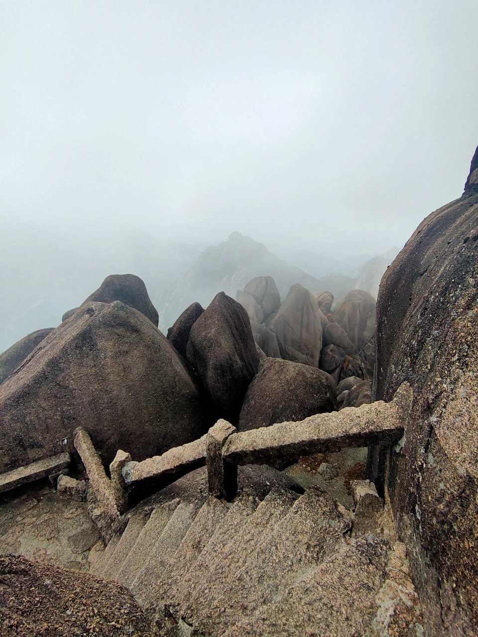 一线天→鳌鱼峰→光明顶→始信峰→云谷索道 爬黄山首先要确定一个