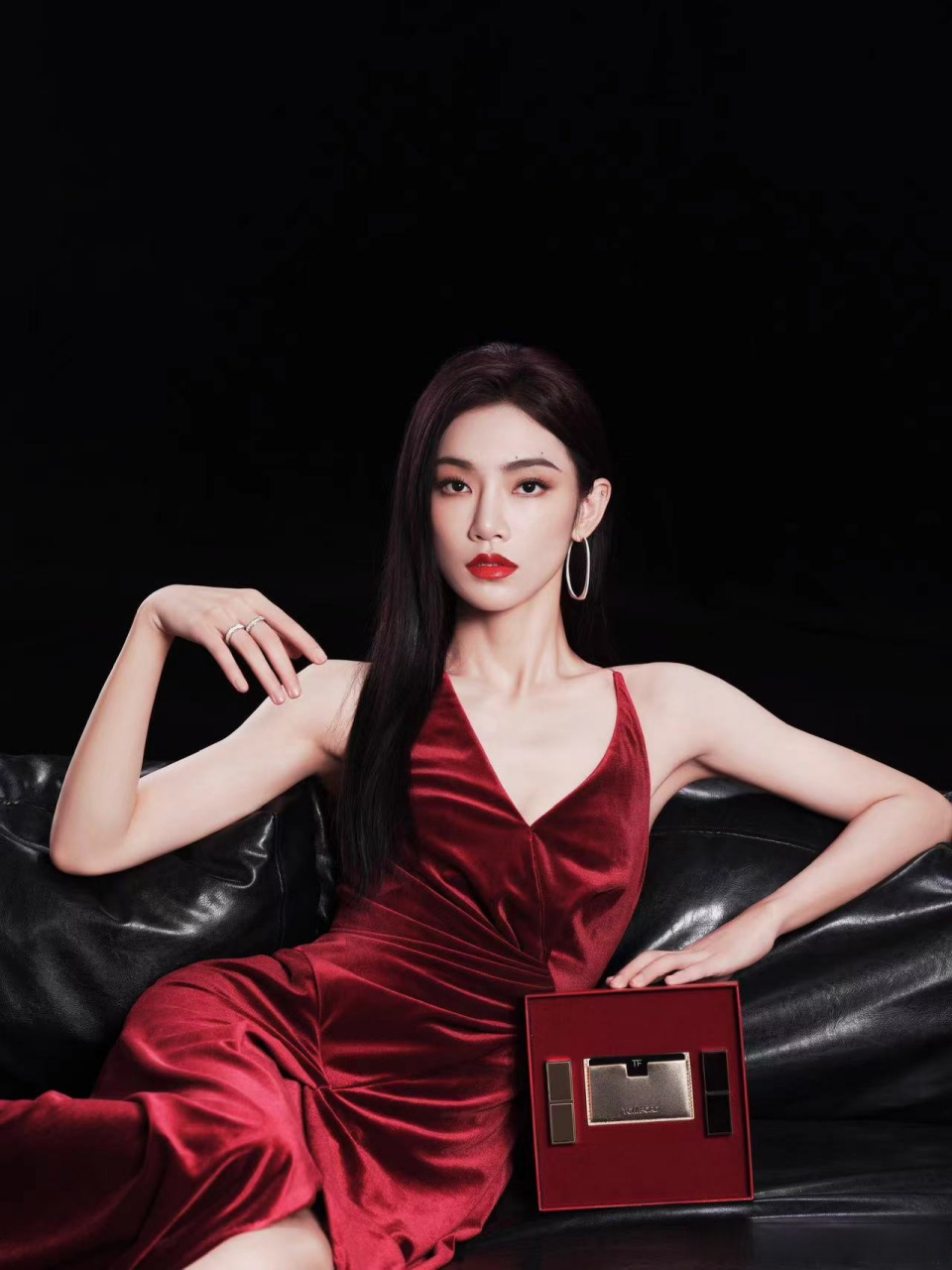 520, 和tomfordbeauty 一起,以永不过时的tf16斯嘉丽红和tf金箔唇膏