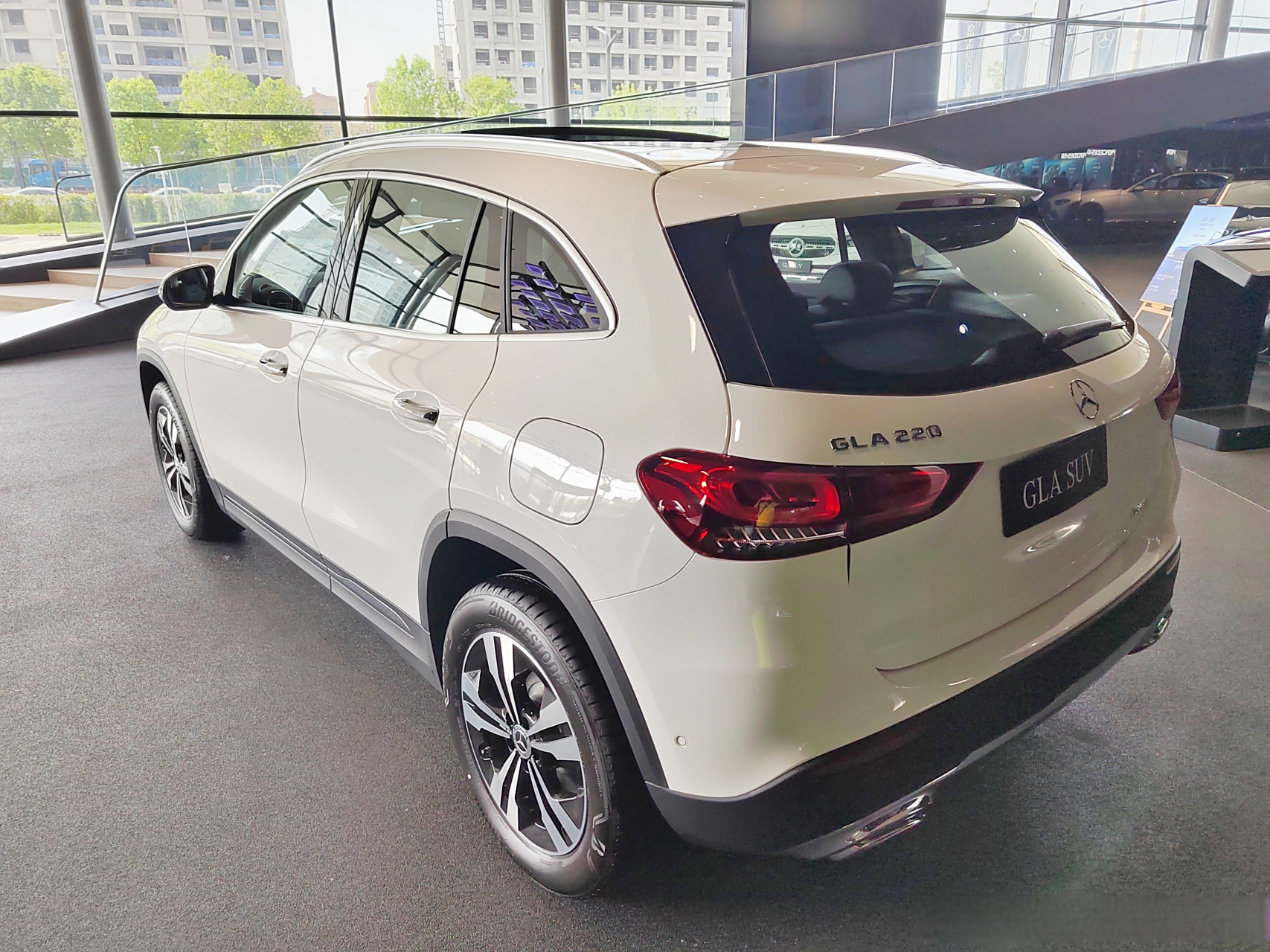 昨天上午,在4s店内,我看上2023款奔驰gla220紧凑型suv.