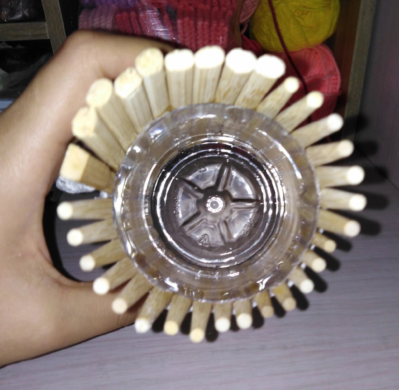 有手就会的高颜值花瓶 笔筒(附材料 步骤) 材料:矿泉水瓶(或者卷纸芯