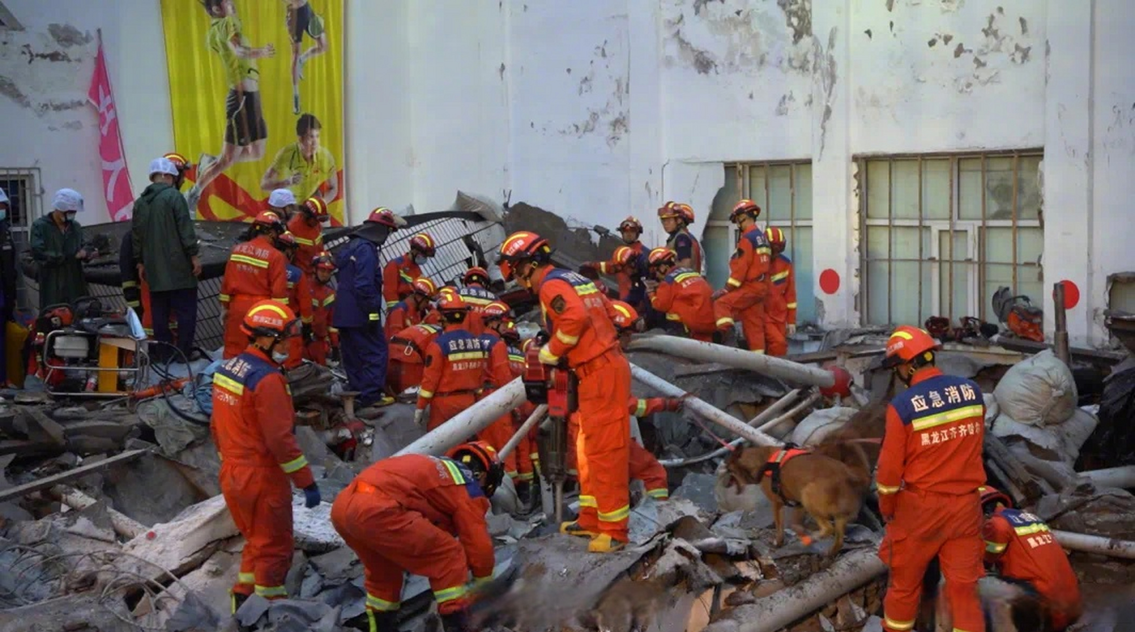 【齊齊哈爾34中學體育館坍塌已致9人死亡,坍塌體育館施工單位責任人被