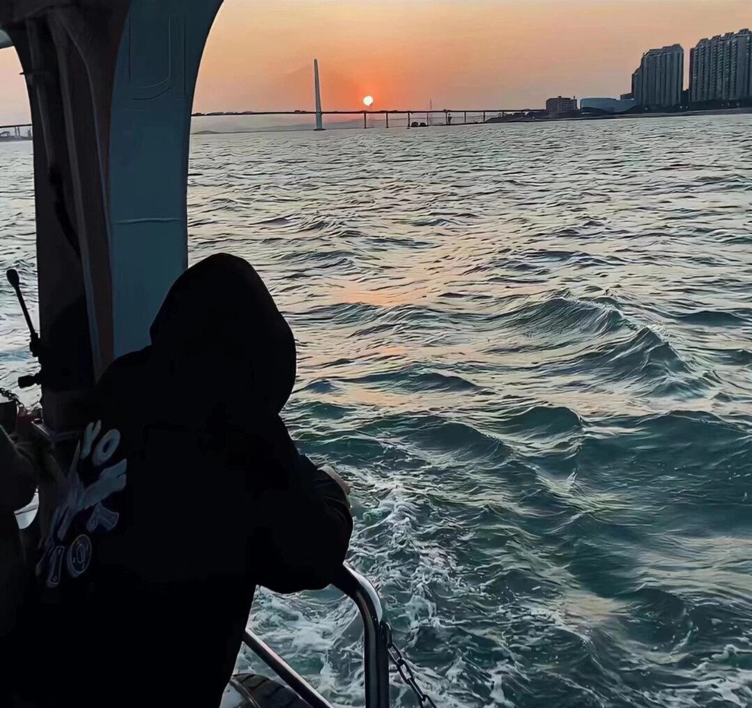 海上日出背影男头