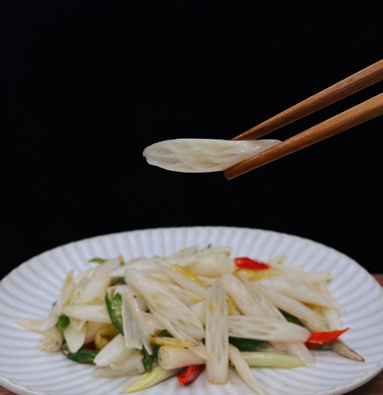 四季之味61夏——夏季必吃 清炒藕带 第一次吃藕带时,我就被它的