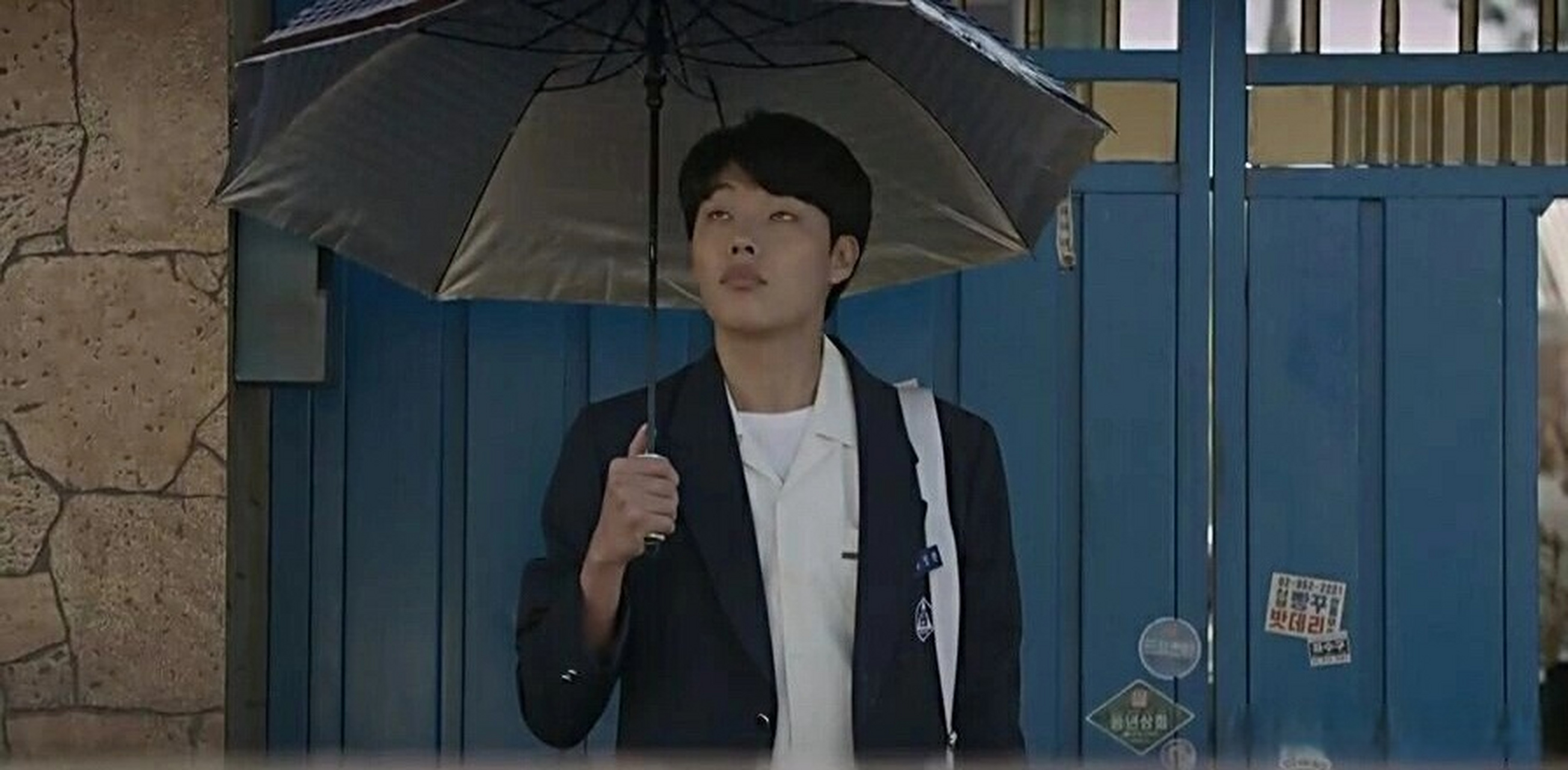 《请回答1988》细节:德善不是在公交车上把正焕的衬衫扯开了嘛,后来