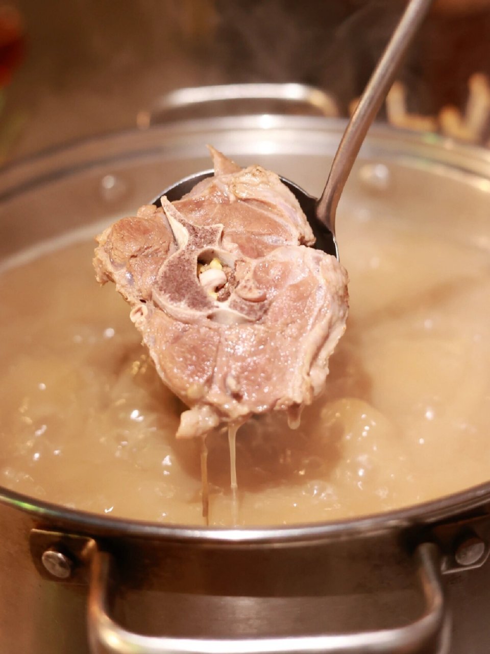 寒冷的季节就是要吃温暖的食物 新疆尉犁罗布小羔羊羊蝎子清水煮就