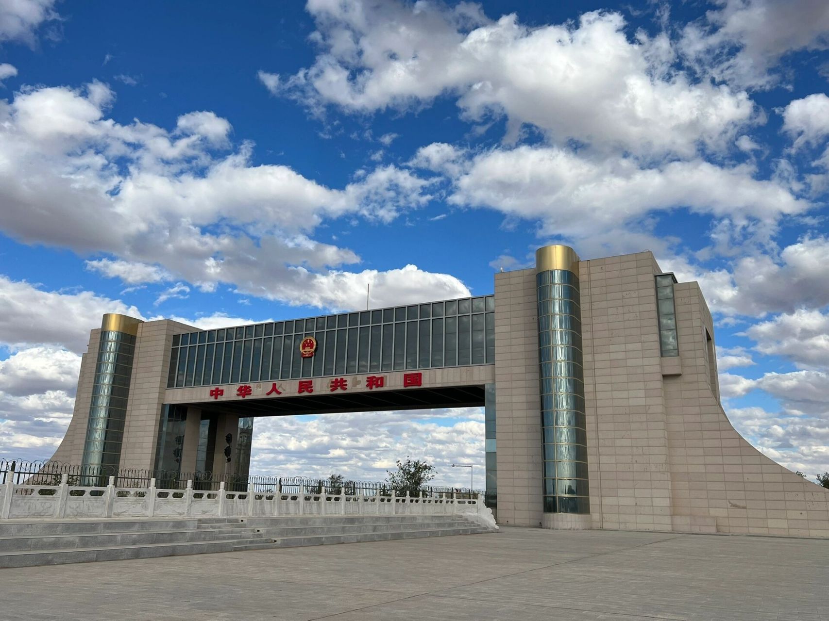 二连浩特中蒙边界国门! 总要来看看我们祖国的北大门!