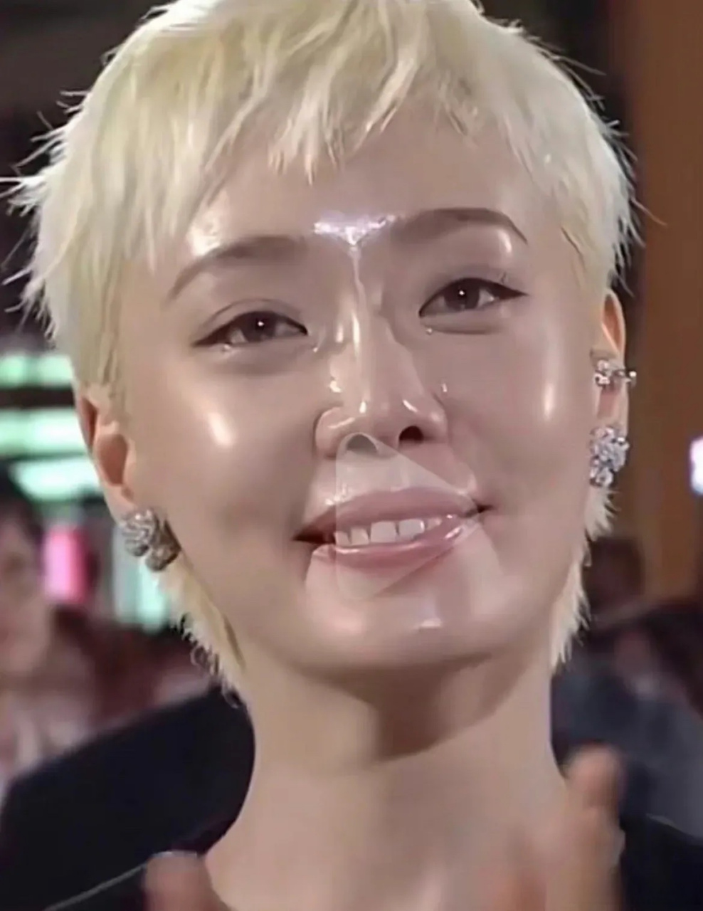 被韩国明星的水光肌吓晕 真的油光发亮啊,猪油糊脸上了吧.