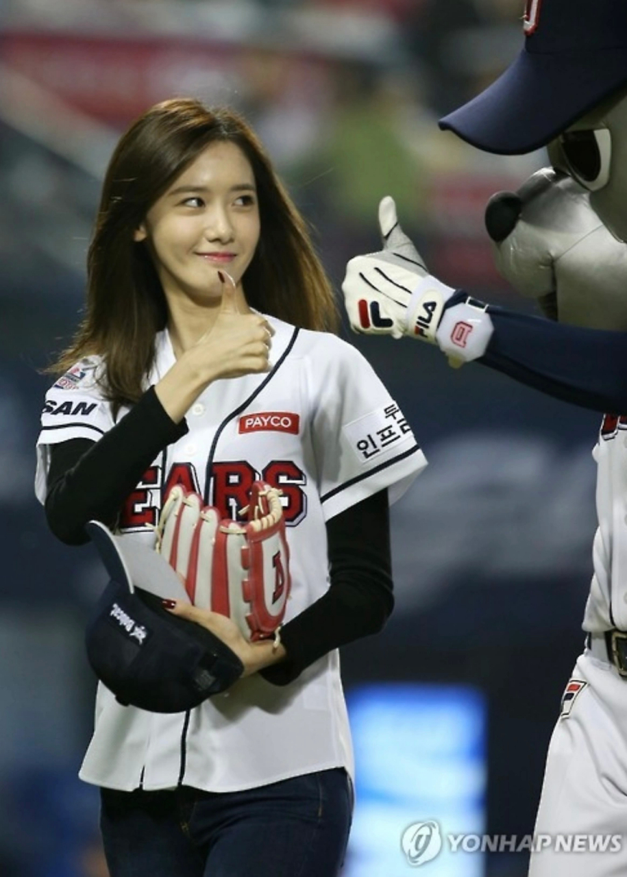 林允儿棒球开球照,谁不喜欢青春活力的美女呢!