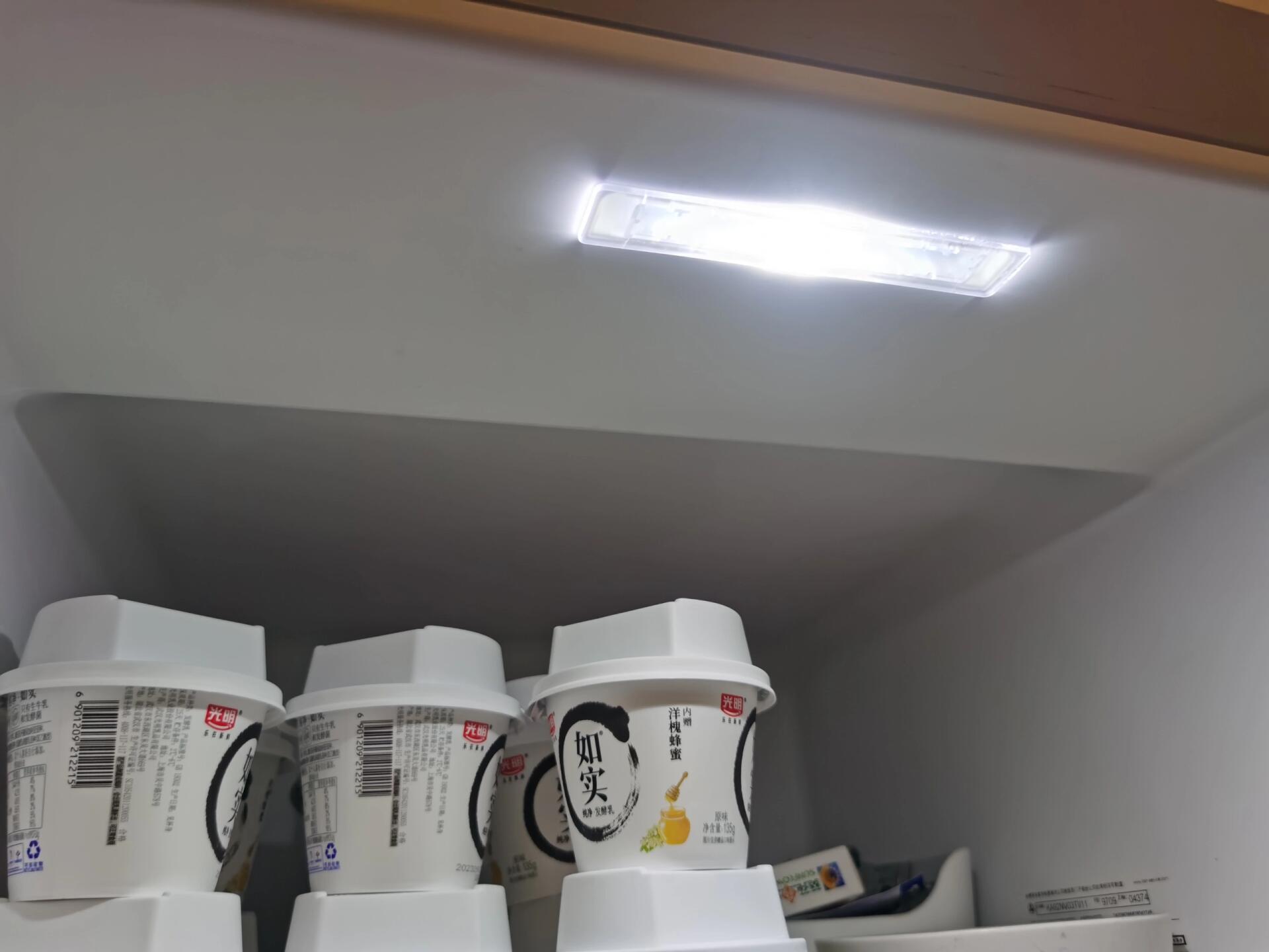 昨天打开冰箱,里面顶灯不停闪,最终如图2暗了下来.