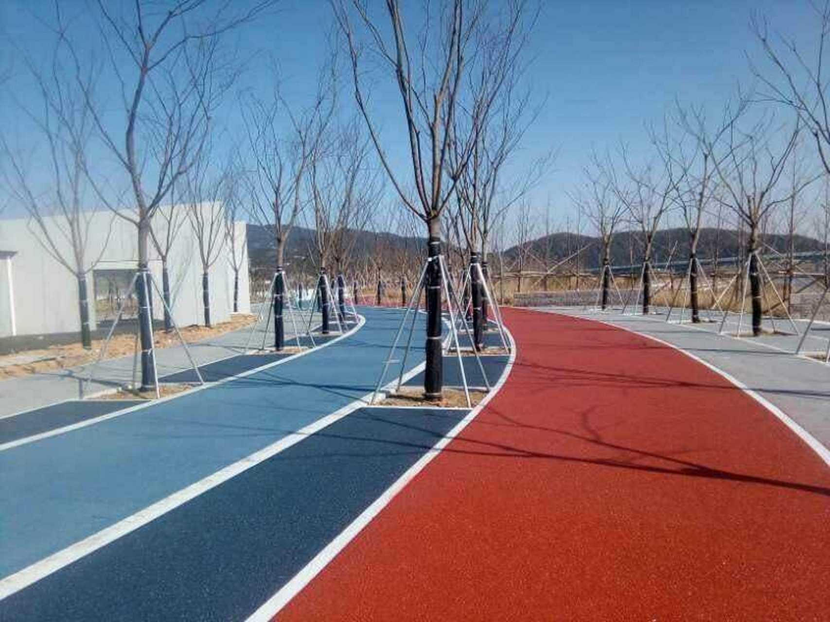 冷拌彩色透水沥青与常规彩色沥青有许多不同之处,一方面是改进了传统