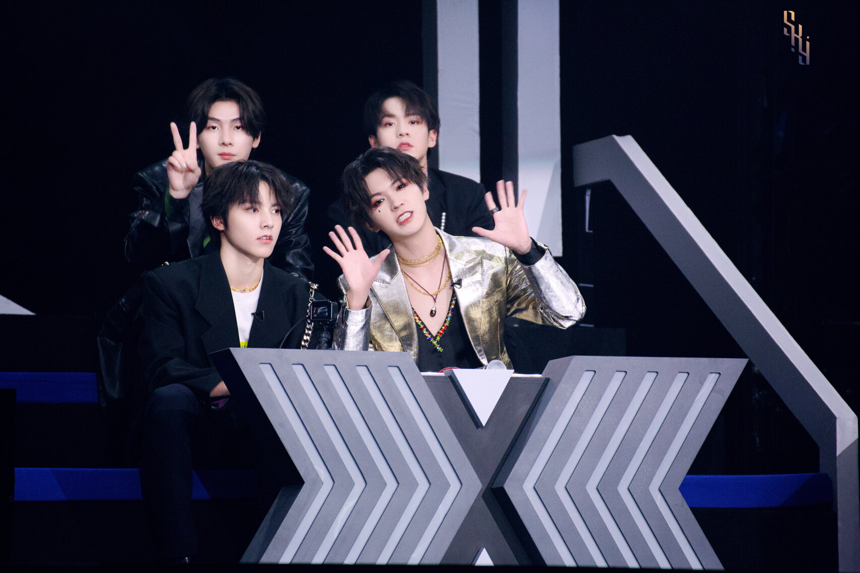 k.y李希侃盛装演绎金曲《青春舞曲》02 今晚,酷漾娱乐家族担当s.k.