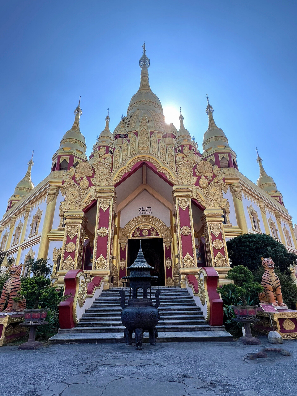 芒市勐焕大金塔 勐焕大金塔藏于云南西部德宏自治州内,为东南亚傣王宫