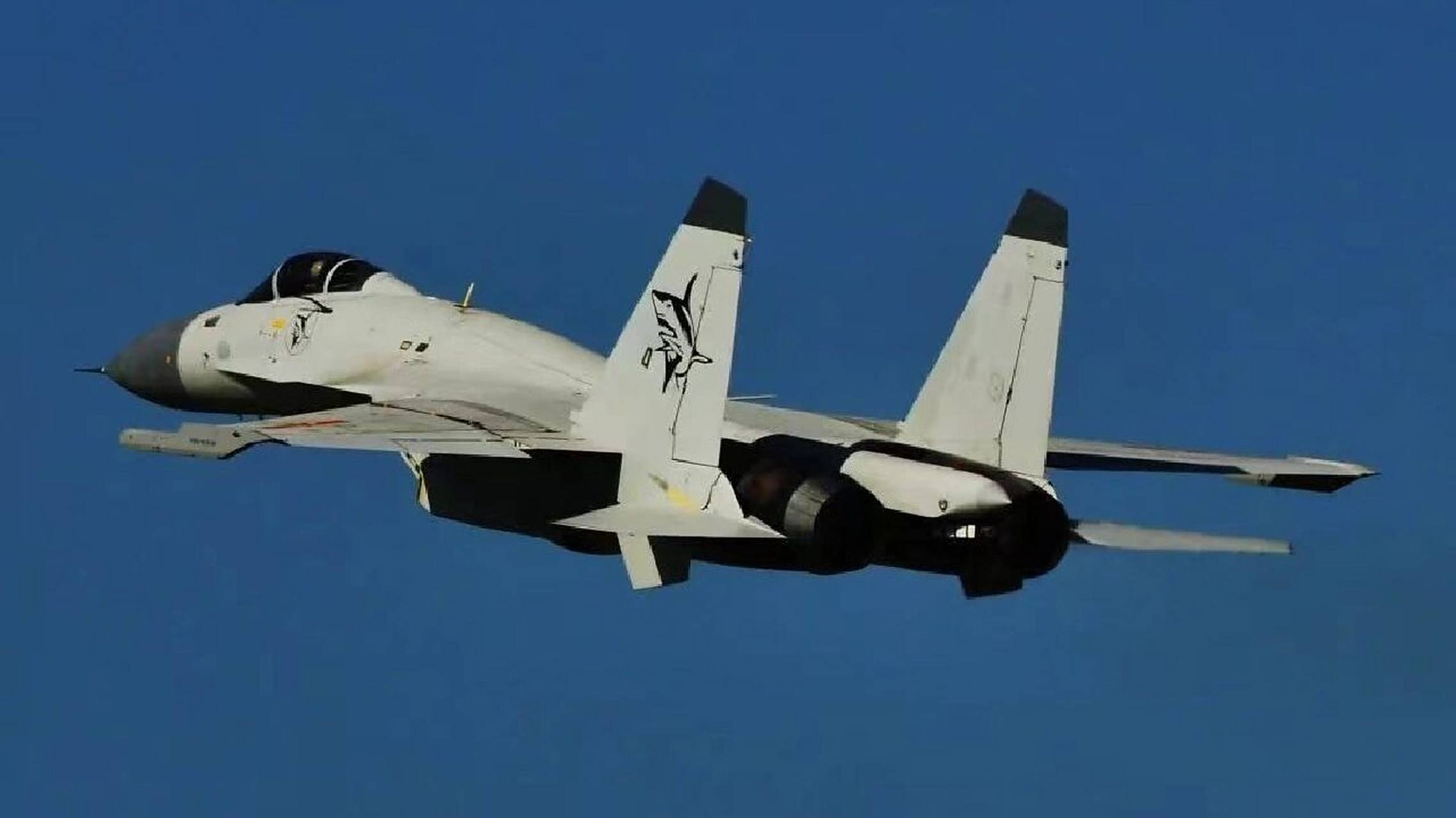 我国歼15"飞鲨"战机 歼15舰载重型歼击机