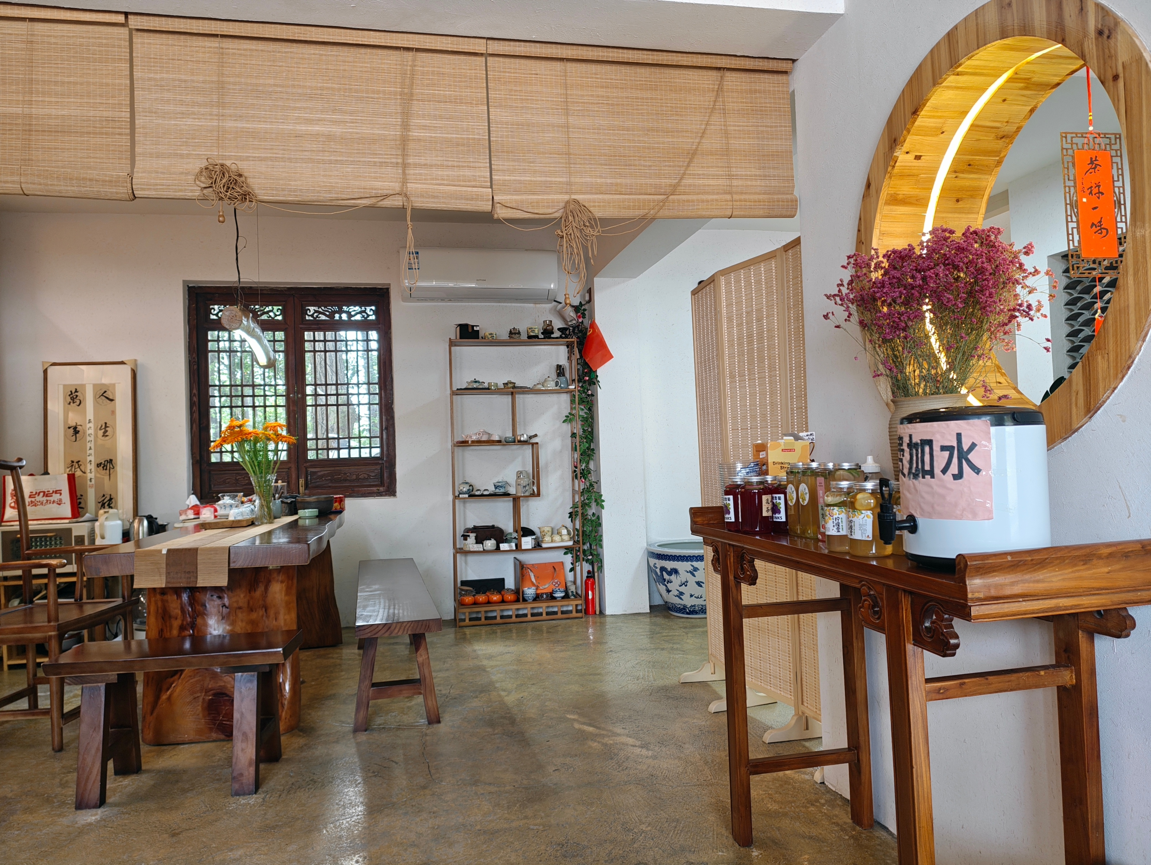 二楼雅座很有氛围,可惜需