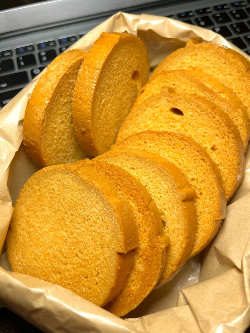 你们也去试试泡牛奶! 真的奶晕我了! #零食# #零食分享# #黄油吐司